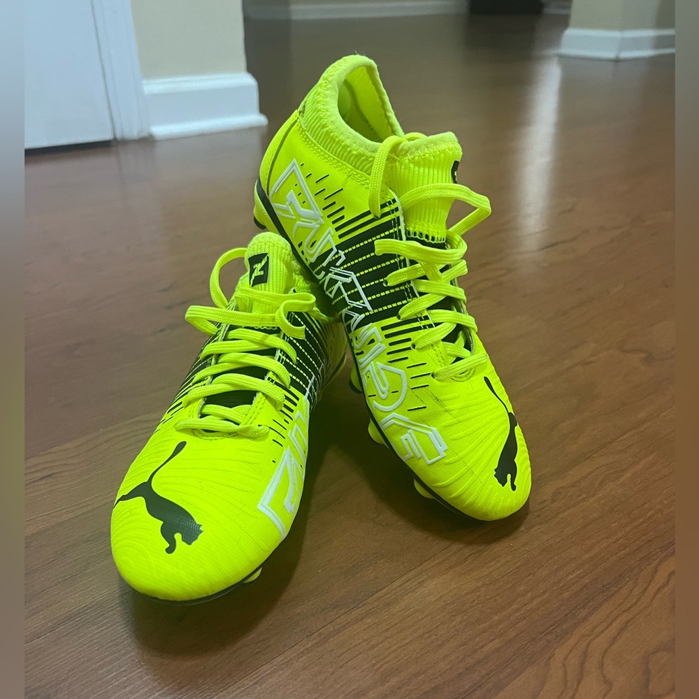 BOYS YELLOW PUMA CLEATS Size: 3.5 US